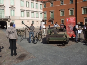 旧王宮中庭で軍事博物館の宣伝