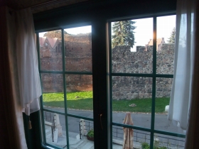ホテルの窓からドイツ騎士団城跡を望む