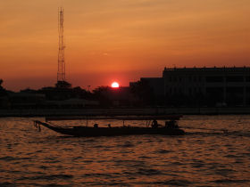 落日のチャオプラヤ−川