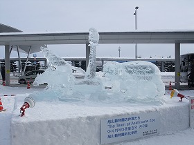 空港玄関前の氷像